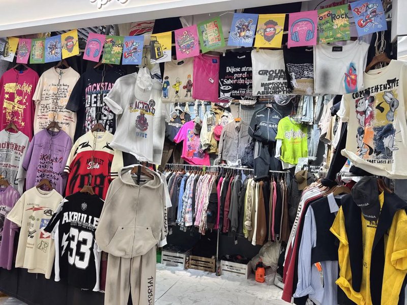 时尚潮流风向标：花惠百服装店引领全新穿衣体验